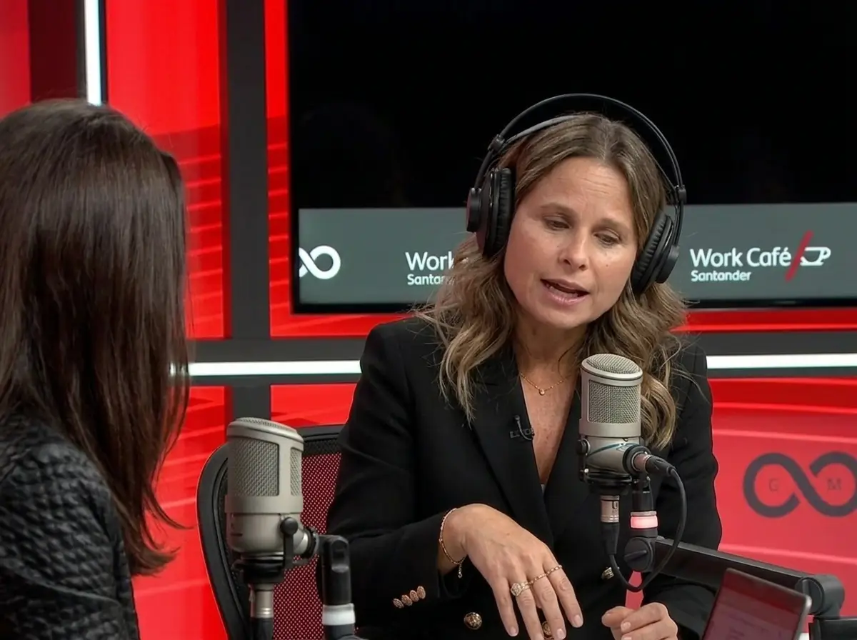 La presentadora hace una pregunta a Valeria