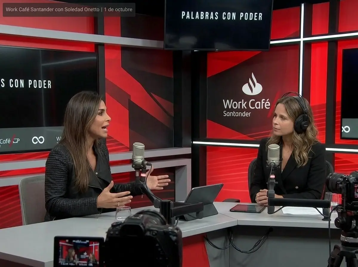 Valeria y la presentadora en el estudio