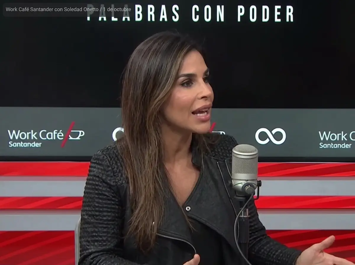 Valeria responde durante la entrevista